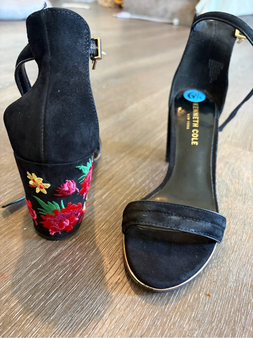 Kenneth Cole embroidered heel open toe heels chunky y2k artsy size 6.5